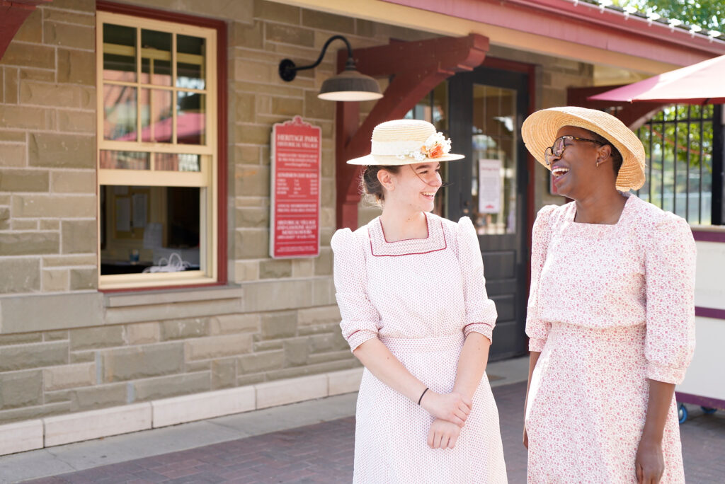 dos chicas conversando en heritage park